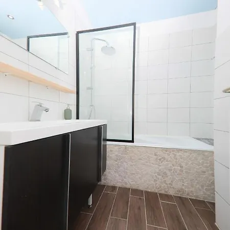 Duplex Atypique Proche Gare & Centre Apartment *